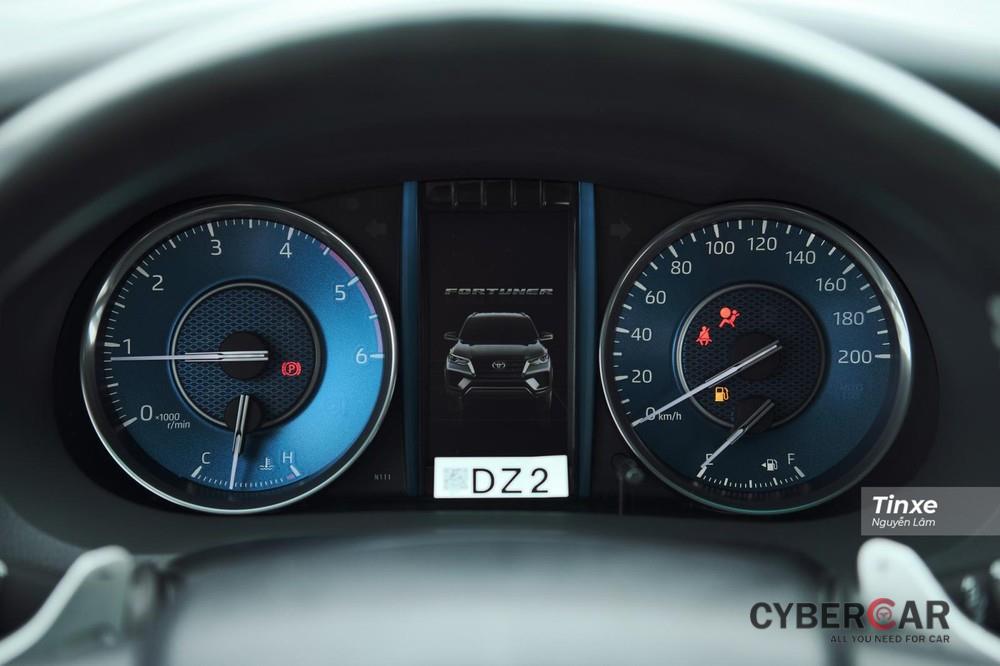 Cụm đồng hồ có thêm một màn hình TFT kích cỡ 4,2 inch với giao diện “Fortuner” chào mừng người dùng khi khởi động xe