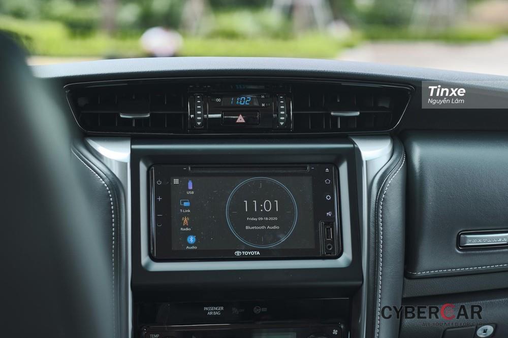 Trên 2 phiên bản thấp nhất của Toyota Fortuner 2020, xe được trang bị màn hình giải trí mới có kích cỡ 7 inch
