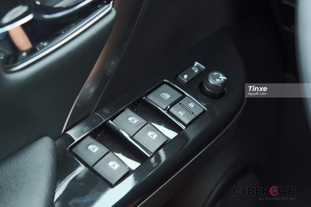 4 cửa kính trên phiên bản 2.4L 4x2 AT của Toyota Fortuner 2020 giờ đây đều có tính năng điều khiển điện 1 chạm