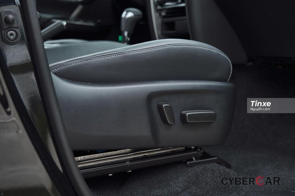 Ở lần nâng cấp giữa vòng đời này, phiên bản 2.4L 4x2 AT của Toyota Fortuner 2020 được bổ sung tính năng chỉnh điện cho ghế phụ phía trước 