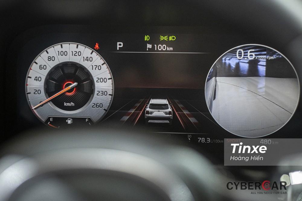 Phía sau vô-lăng là một màn hình kỹ thuật số 12 inch cho phép hiển thị đa thông tin và quan trọng hơn cả là tính năng hiển thị điểm mù giúp người lái xe dễ dàng quan sát hai bên hông xe.
