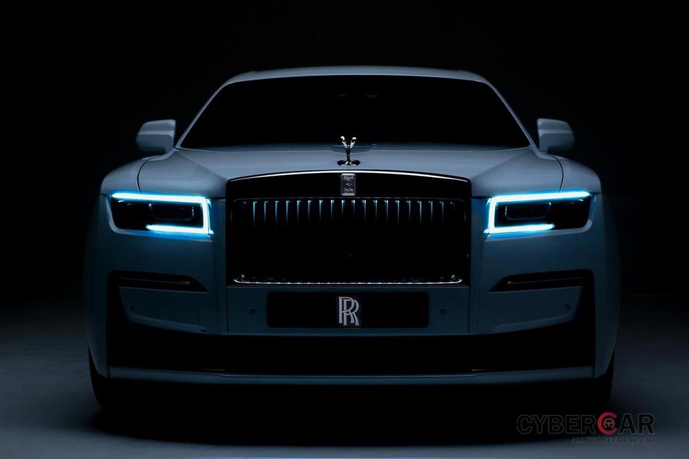 Lưới tản nhiệt của Rolls-Royce Ghost 2021 có thể phát sáng trong đêm