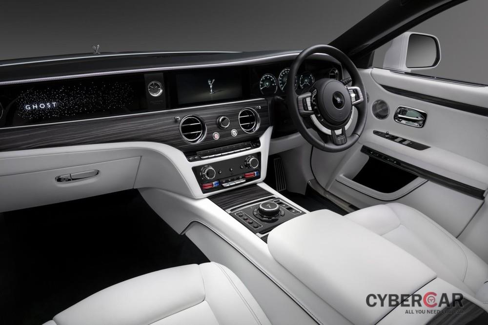Cụm điều khiển trung tâm của Rolls-Royce Ghost 2021 nối hài hòa với mặt táp-lô