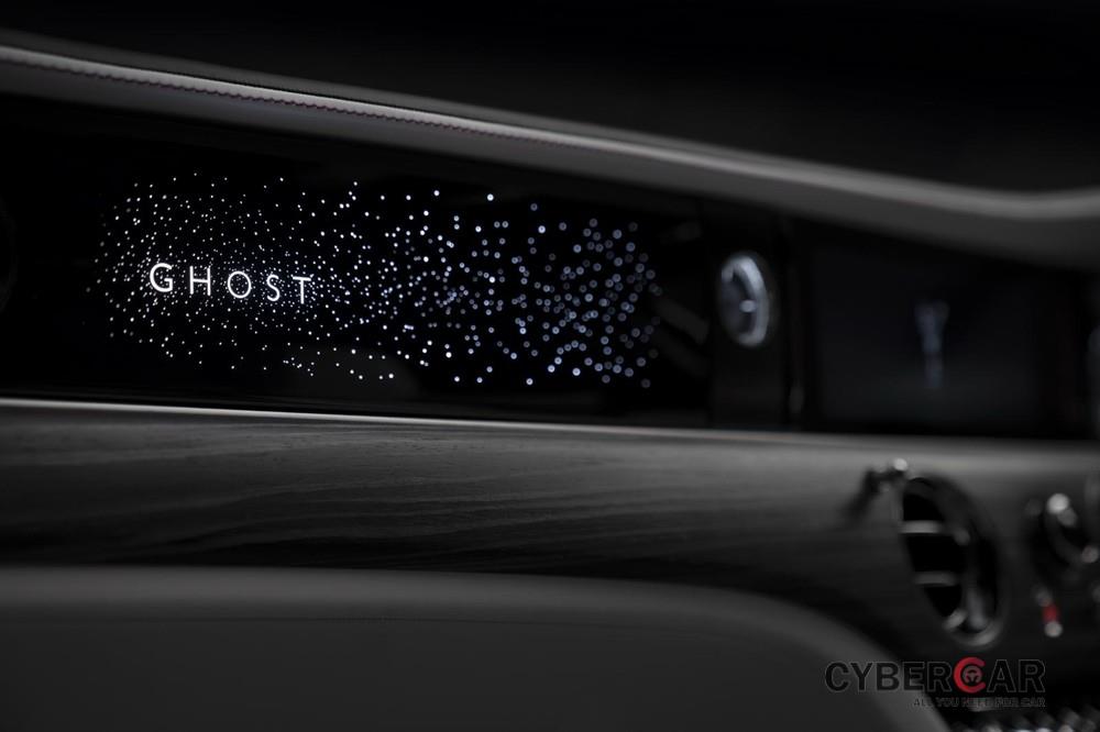 Bầu trời sao trên mặt táp-lô của Rolls-Royce Ghost 2021