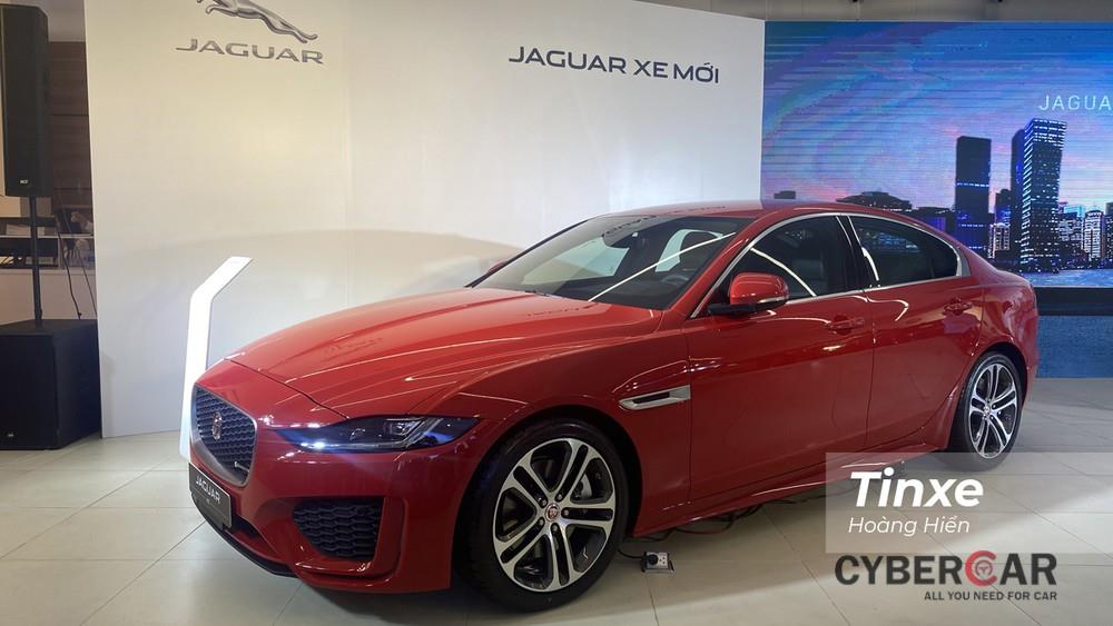 Jaguar XE 2020 mang dáng vẻ thời trang, cá tính và thể thao.