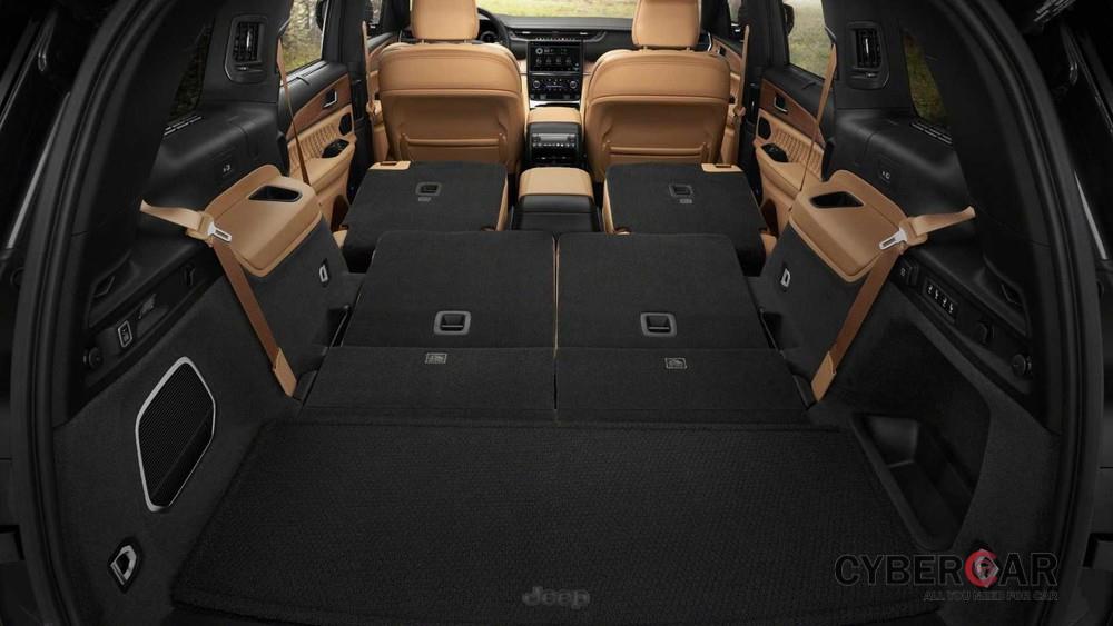 2 hàng ghế sau của Jeep Grand Cherokee L 2021 có thể gập xuống để tăng thể tích khoang hành lý