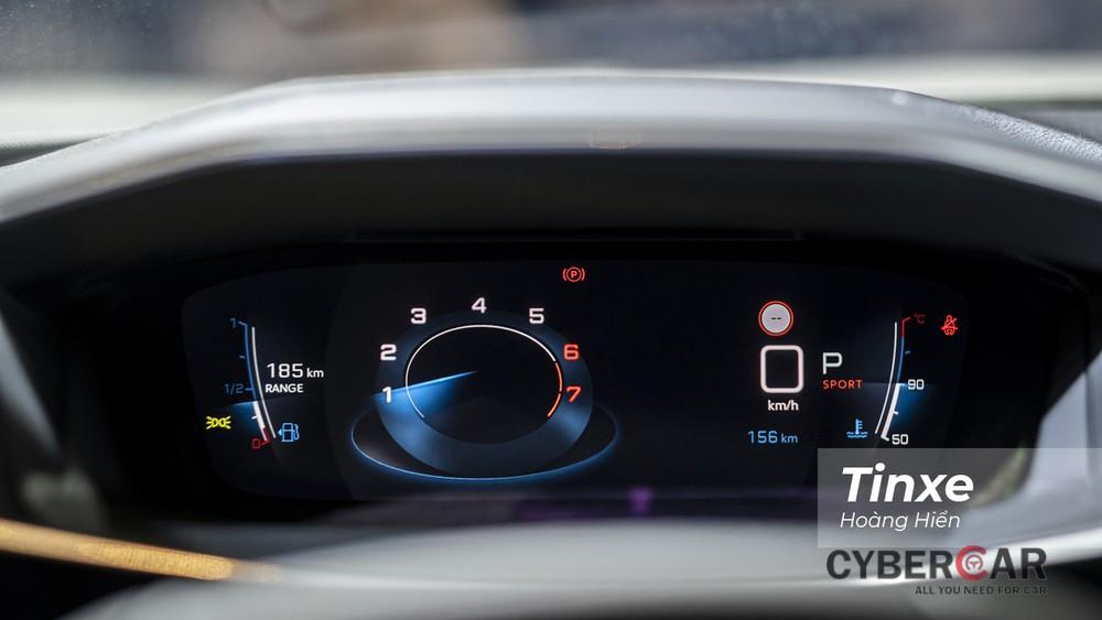 Phía sau vô-lăng là màn hình kỹ thuật số hiển thị kiểu 3 chiều khá hiện đại và giúp người lái quan sát được một cách trực quan các thông tin về xe. Cũng cần phải kể đến rằng Peugeot 2008 có hệ thống đọc biển cảnh báo tốc độ và sẽ có thông báo đến người lái xe.