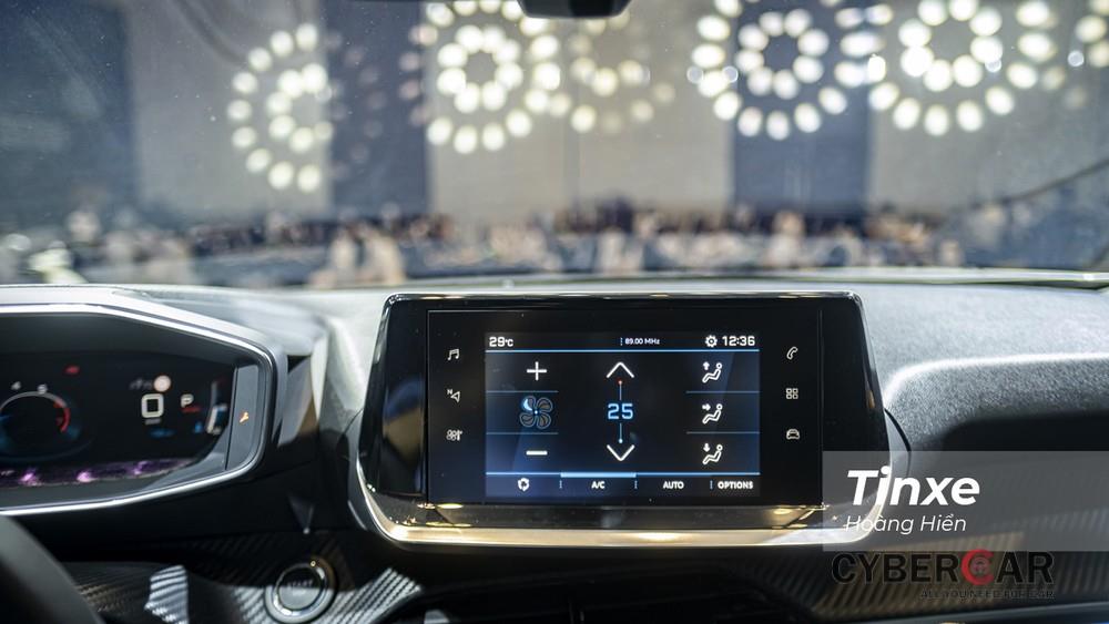 Cụ thể, cụm màn hình cảm ứng trung tâm được thiết kế nổi lên trên và có hướng về người lái. Các tính năng điều chỉnh giải trí và điều hoà tự động một vùng đều đã được tích hợp lên màn hình.