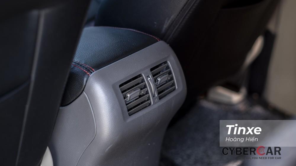 Cửa gió hàng ghế thứ 2 là một điểm cộng trên Nissan Navara EL 2019.