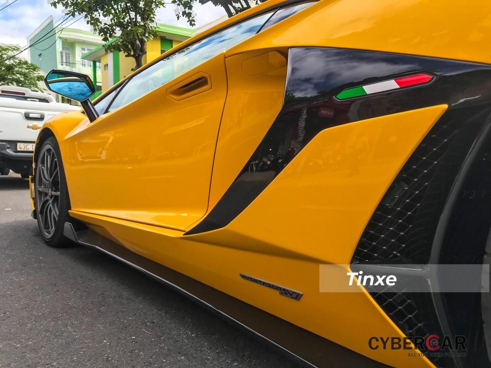 Bên hông xe được thiết kế lại với nẹp sườn, cửa mới và hốc gió mở rộng ấn tượng hơn Lamborghini Aventador SV