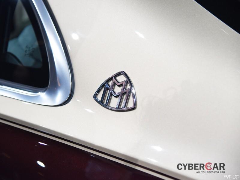 Logo Maybach trên côt jC của Mercedes-Maybach S480 2021