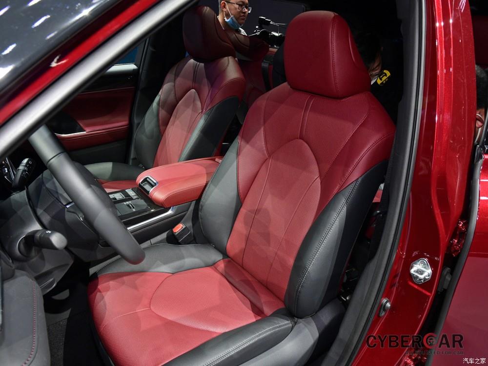 Toyota Crown Kluger dùng nội thất phối 2 màu đỏ - đen
