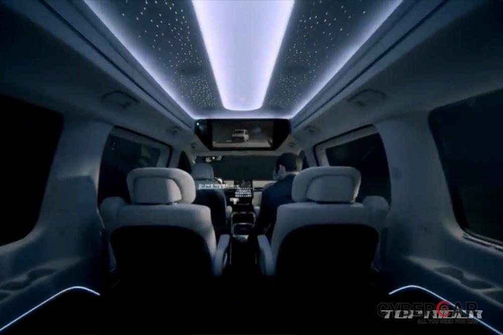 Trần xe gắn đèn LED giống xe Rolls-Royce cũng là điểm nhấn của Hyundai Staria Limousine 2021