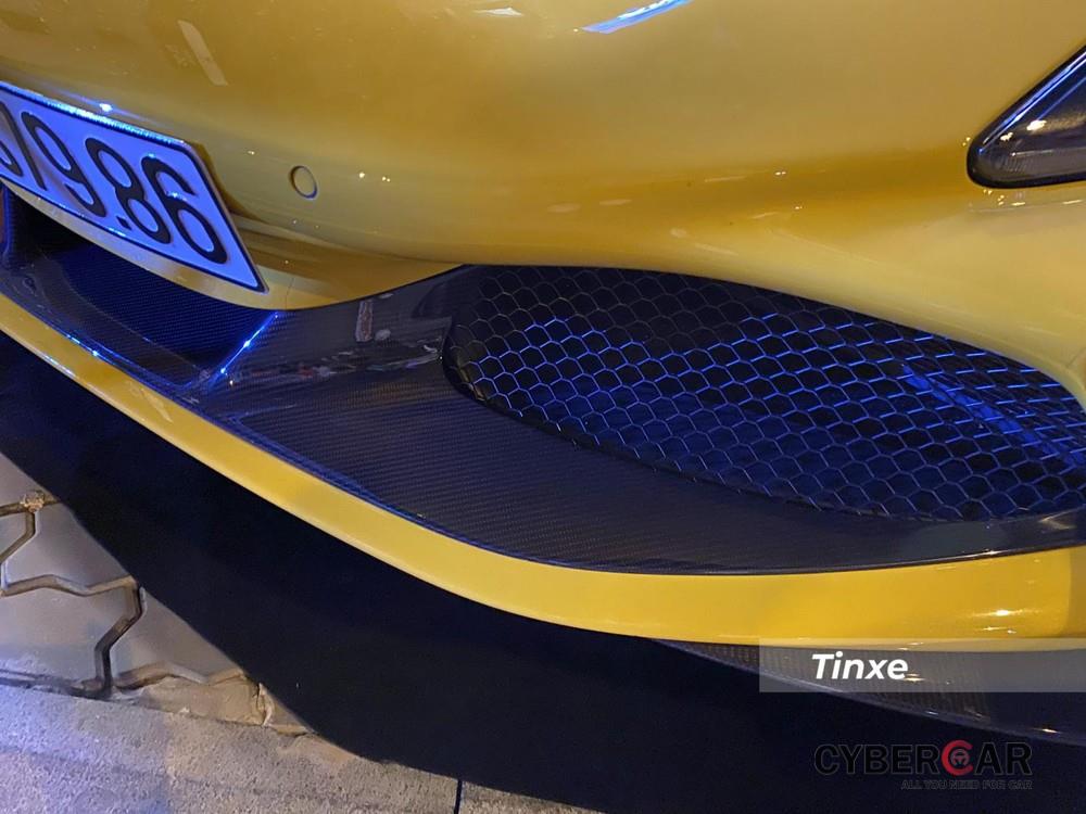 Ngoài ra là mặt trên cản va trước của Ferrari F8 Spider cũng là carbon thay vì màu vàng như xe nguyên bản