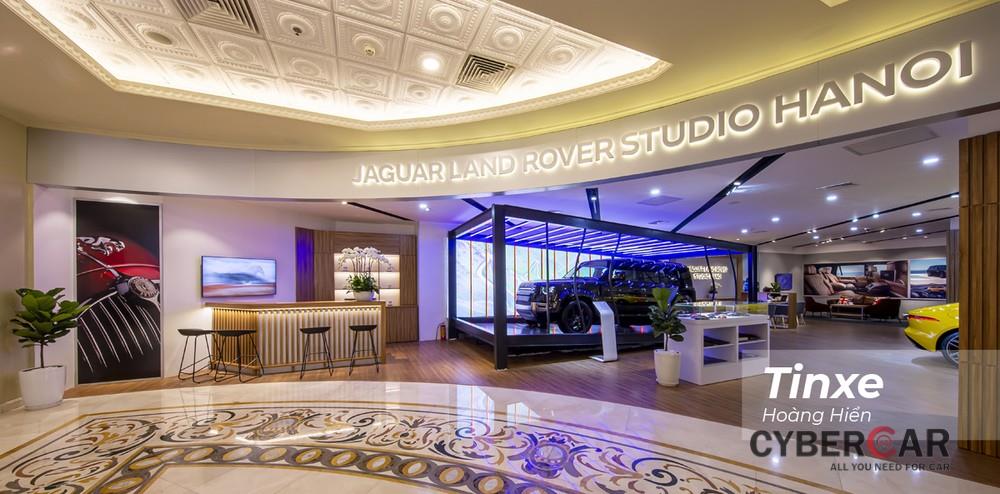 Jaguar Land Rover Studio Hanoi có diện tích lên tới hơn 200m2.