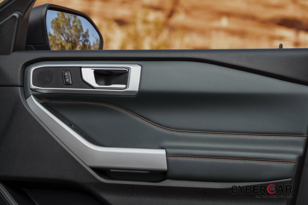 Bệ tì tay trên mặt cửa màu bạc của Ford Explorer Timberline 2021