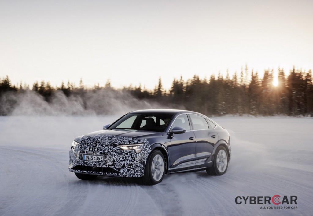 SUV điện Audi e-tron Sportback sắp nâng cấp lớn, lại khoe ảnh chạy thử mùa đông giống bao mẫu xe khác ảnh 1
