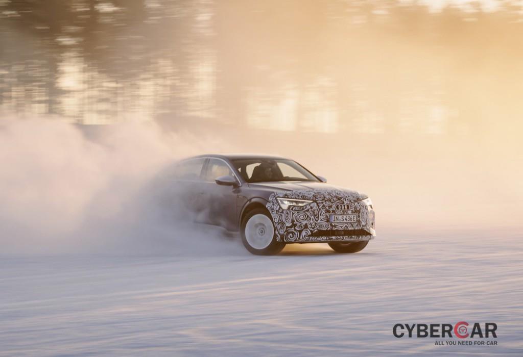 SUV điện Audi e-tron Sportback sắp nâng cấp lớn, lại khoe ảnh chạy thử mùa đông giống bao mẫu xe khác ảnh 2