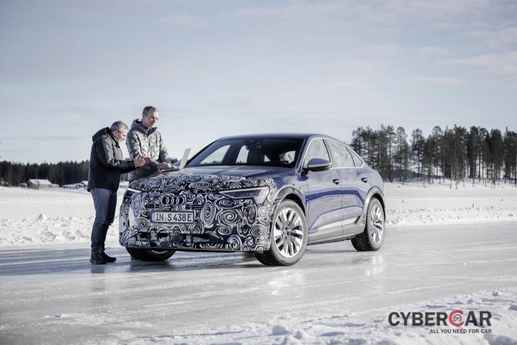 SUV điện Audi e-tron Sportback sắp nâng cấp lớn, lại khoe ảnh chạy thử mùa đông giống bao mẫu xe khác ảnh 5