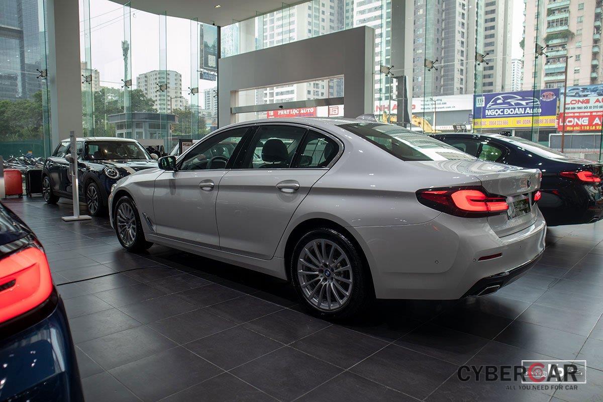 Chốt giá gần 2,5 tỷ đồng, BMW 520i Luxury 2021 có gì để đấu Mercedes-Benz E200 Exclusive a13