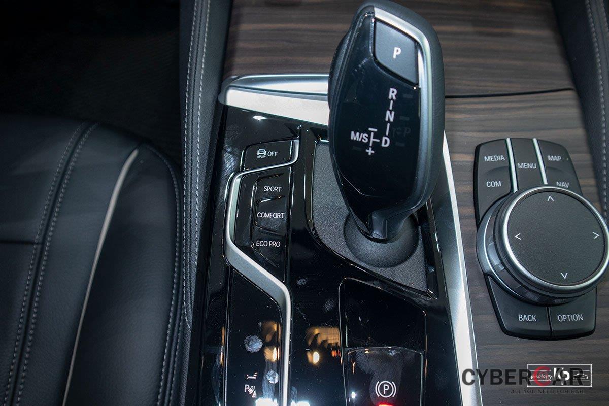Chốt giá gần 2,5 tỷ đồng, BMW 520i Luxury 2021 có gì để đấu Mercedes-Benz E200 Exclusive a118