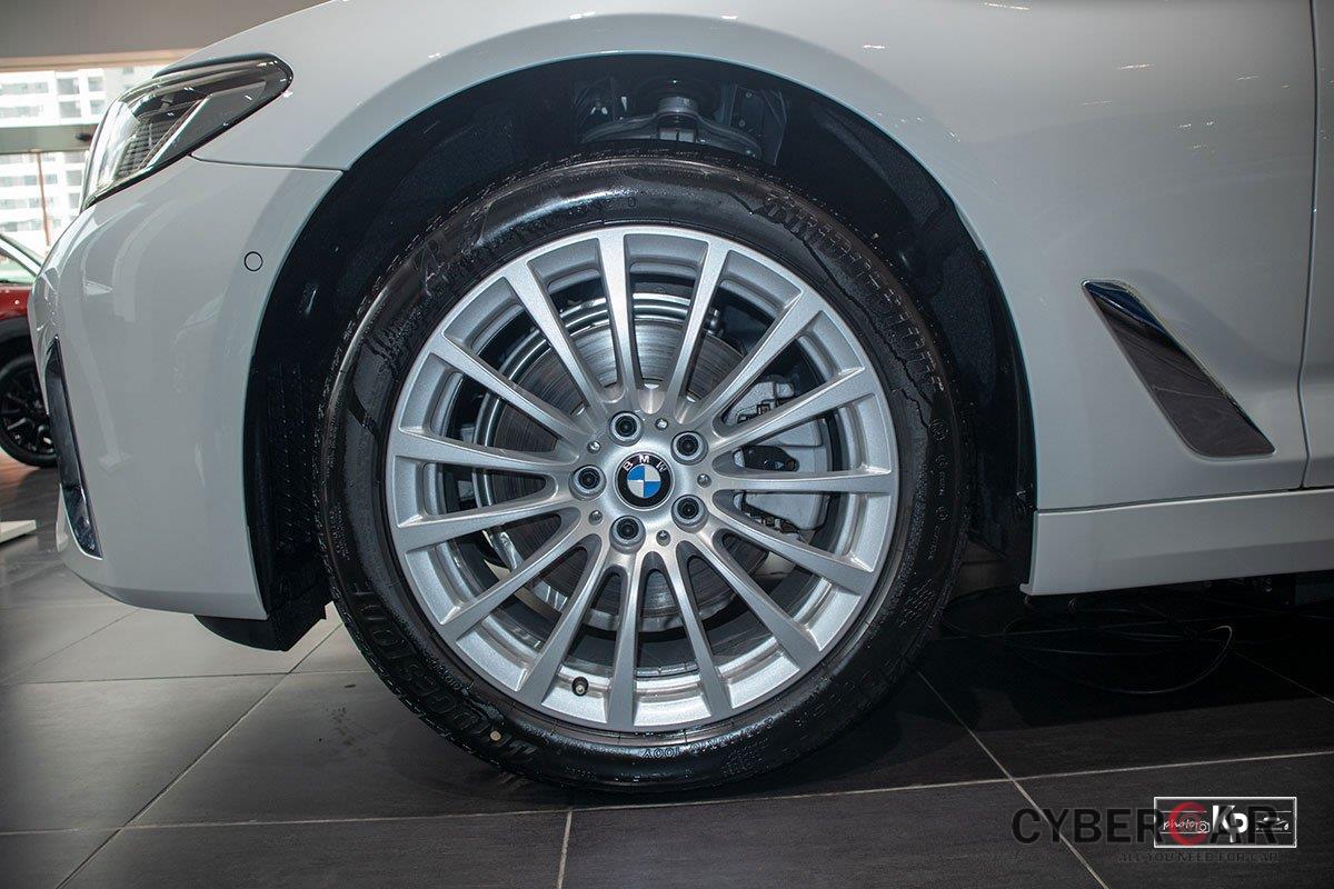 Chốt giá gần 2,5 tỷ đồng, BMW 520i Luxury 2021 có gì để đấu Mercedes-Benz E200 Exclusive a10