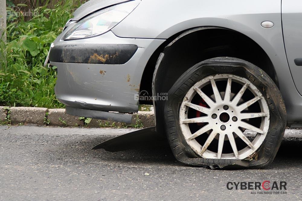 Nếu loại lốp bạn sử dụng không đúng với tải trọng của xe, lốp sẽ dễ bị nổ và rách