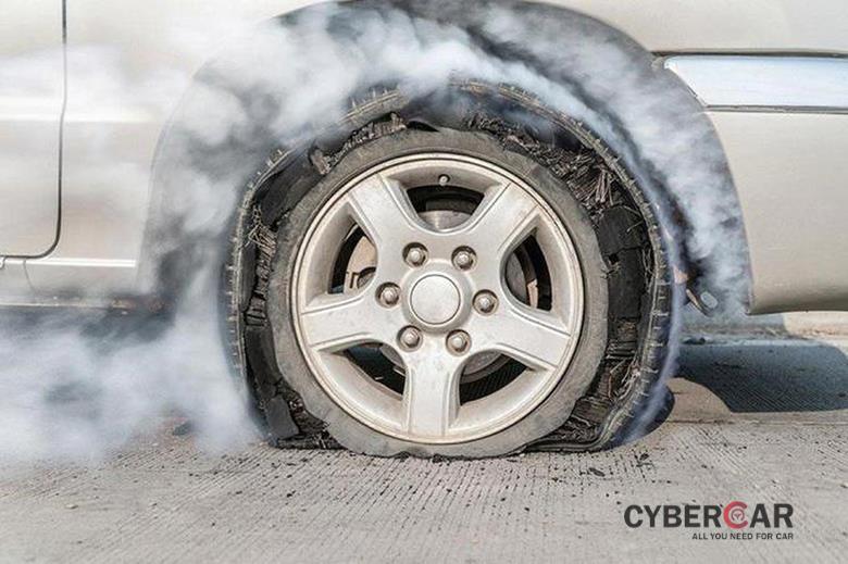 Khi xe ô tô nổ lốp bất ngờ phải xử lý thế nào