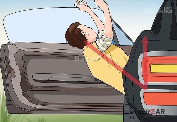 Làm thế nào để nhảy khỏi xe an toàn khi xe đang chạy 6