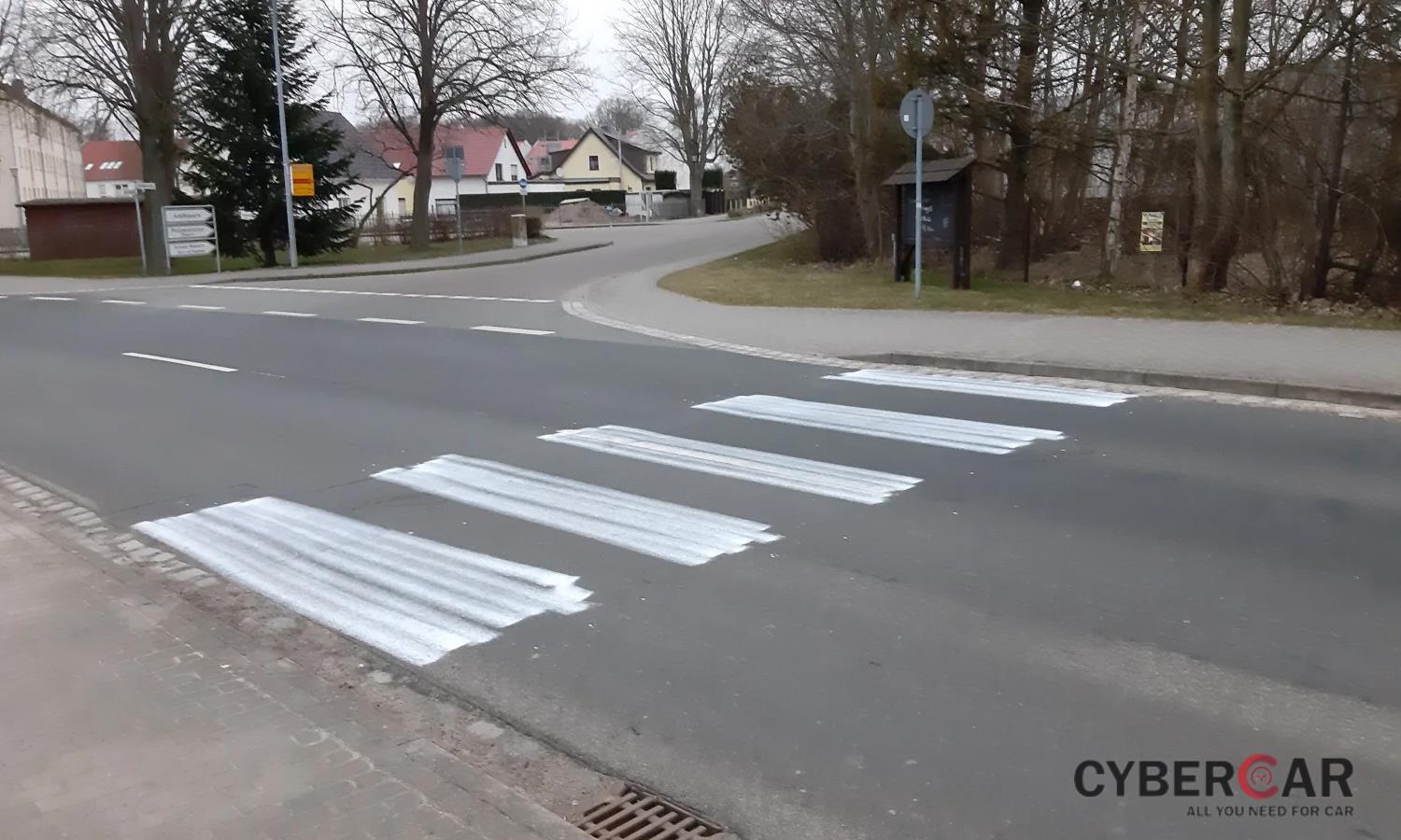 Vạch kẻ đường do ai đó tự ý vẽ tại một điểm giao cắt ở Niepars. Ảnh: Polizei Stralsund