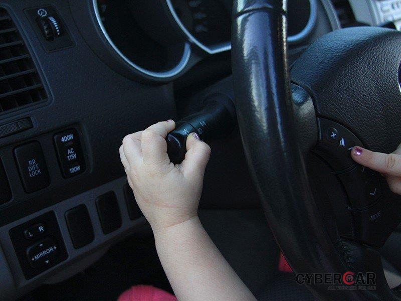 6 nguyên tắc cơ bản đảm bảo an toàn cho trẻ nhỏ trên xe ô tô 6