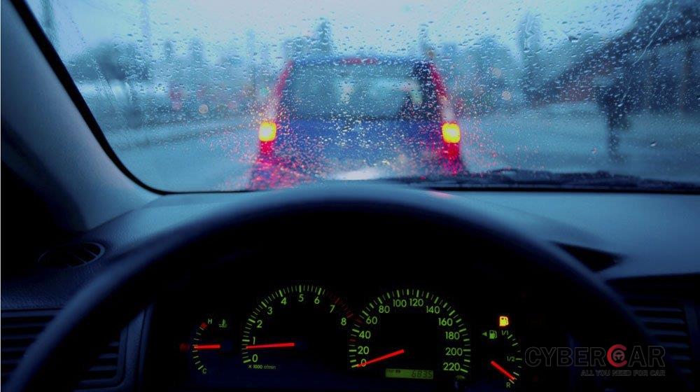 Tất tần tật những bí quyết để lái xe ô tô an toàn trong mùa mưa r01