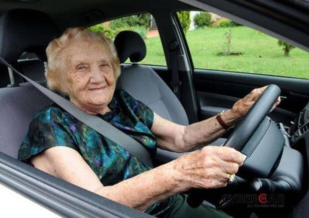 Người cao tuổi lái xe: Chọn xe và lái xe thế nào cho đúng?.