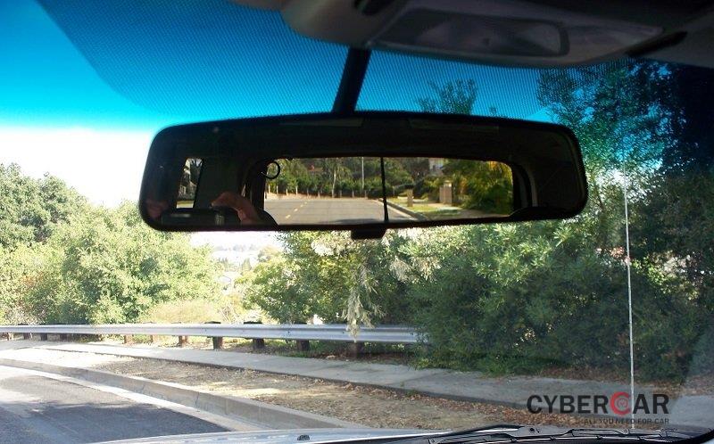 Sử dụng kính chiếu hậu để đảm bảo an toàn khi lưu thông 3