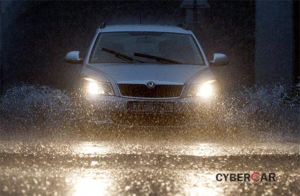Lái ô tô thế nào để bảo vệ xe và an toàn khi mưa bão  a1