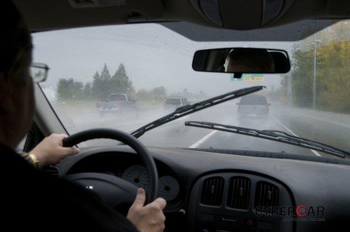 Lái ô tô thế nào để bảo vệ xe và an toàn khi mưa bão a2
