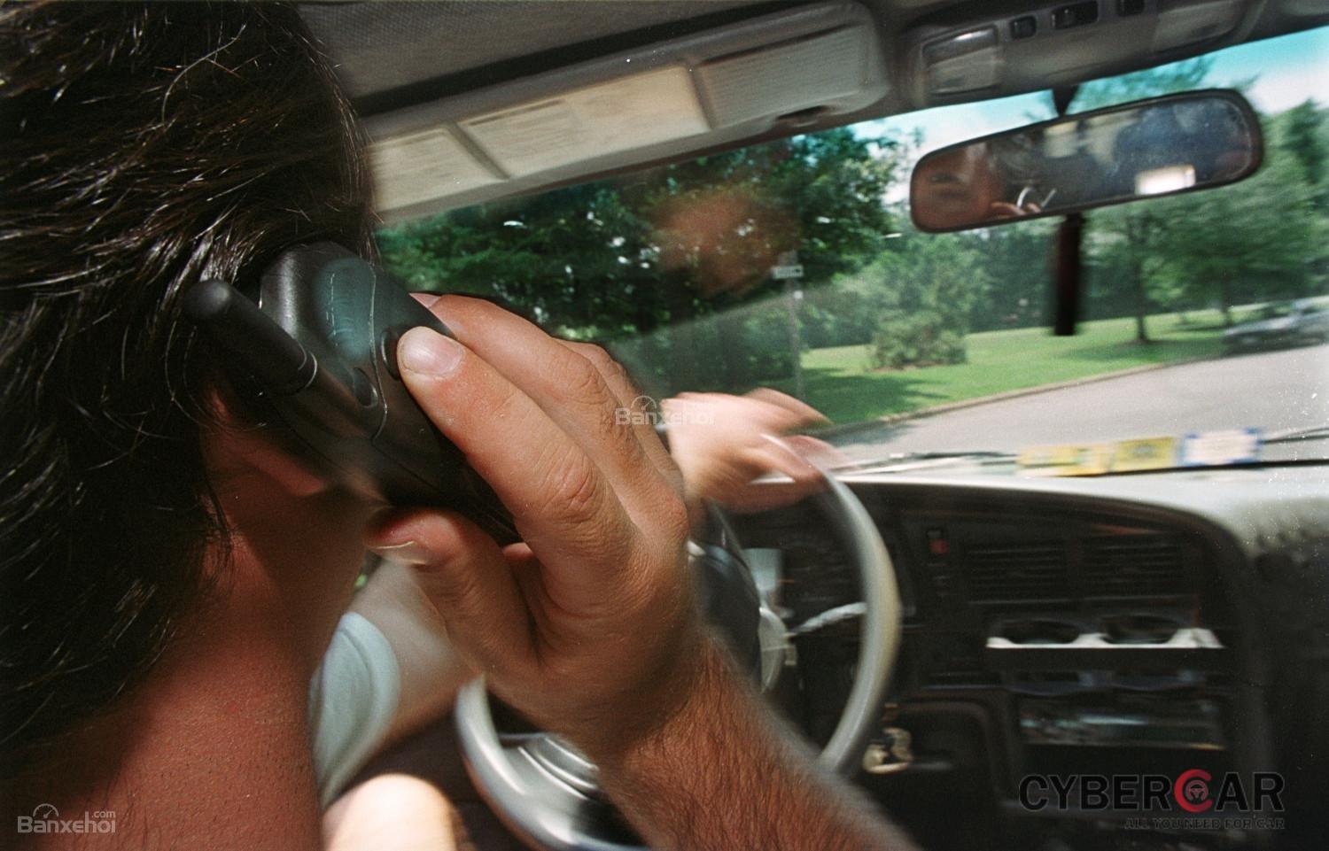 7 thói quen gây xao nhãng khi lái xe ô tô: Nghe điện thoại z
