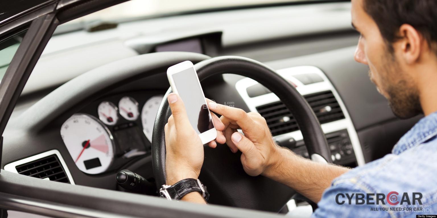 7 thói quen gây xao nhãng khi lái xe ô tô: Nhắn tin, lướt mạng xã hội z