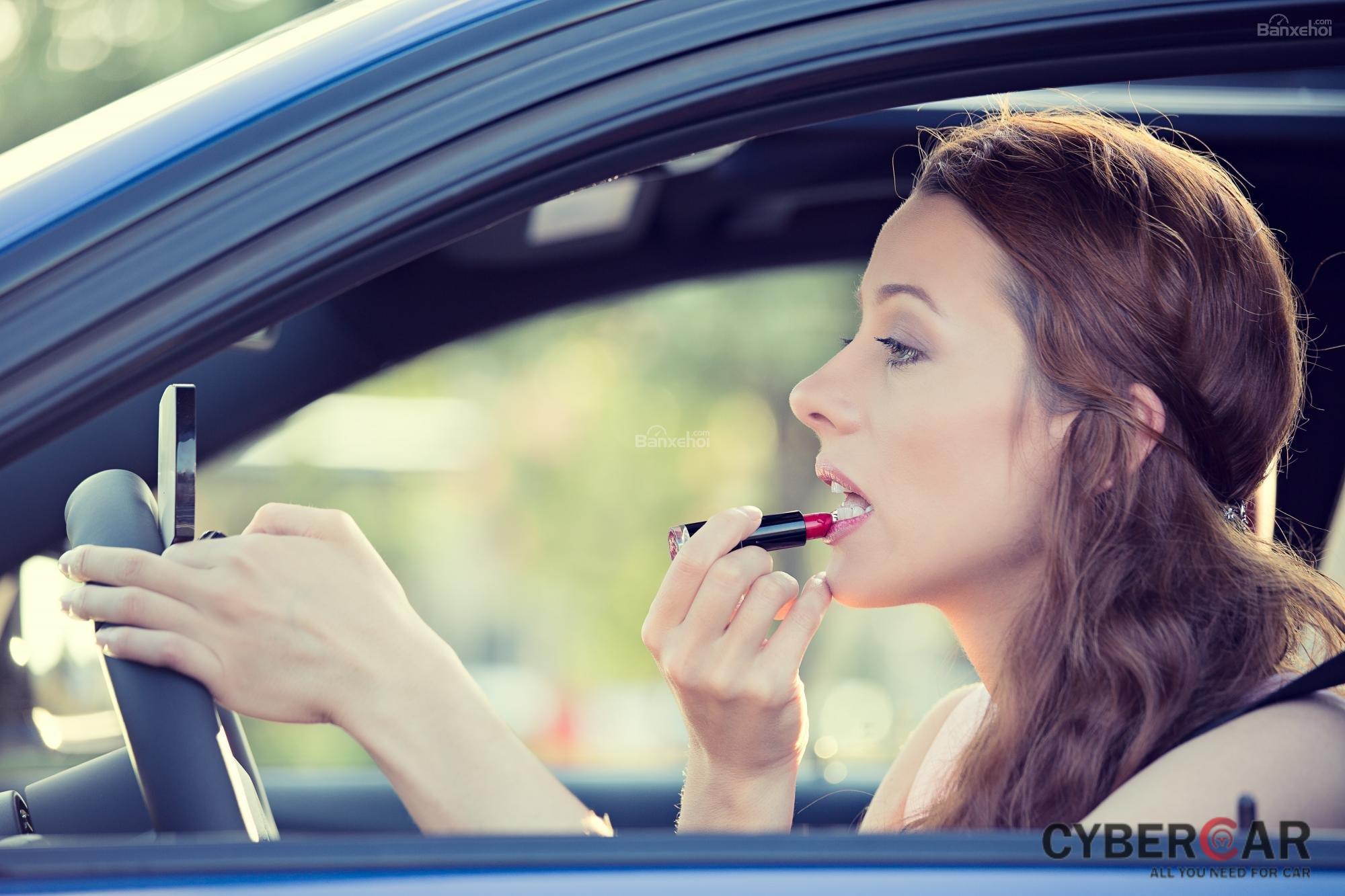 7 thói quen gây xao nhãng khi lái xe ô tô: Trang điểm z