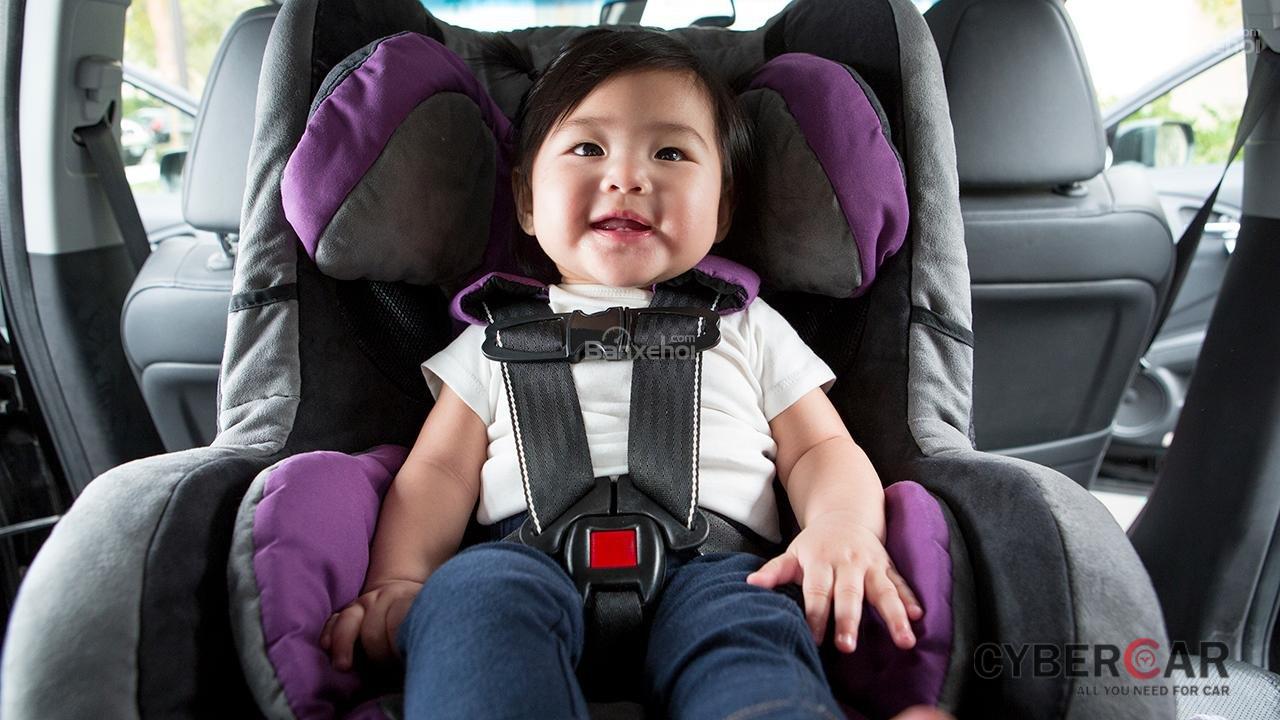 7 thói quen gây xao nhãng khi lái xe ô tô: Mải chú tâm vào con nhỏ z