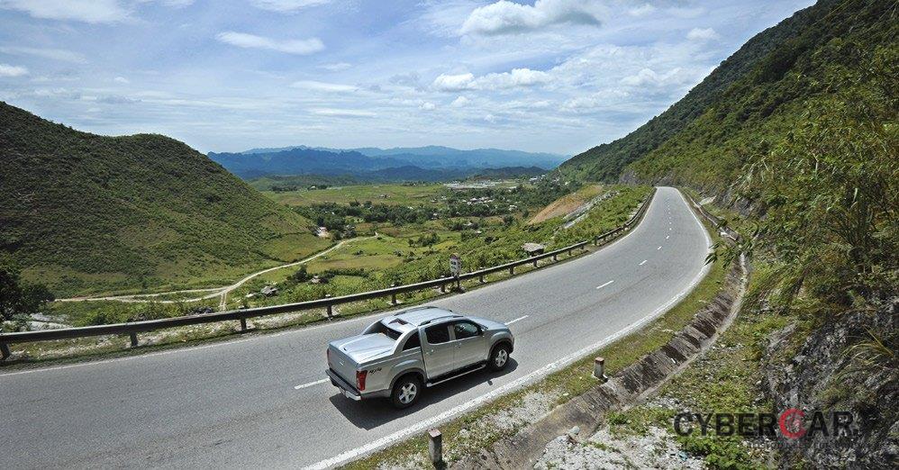 5 kinh nghiệm lái xe ô tô an toàn qua đường đồi núi hiểm trở 2.