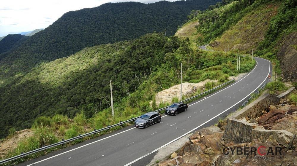 5 kinh nghiệm lái xe ô tô an toàn qua đường đồi núi hiểm trở 3.