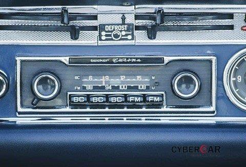 Nguyên tắc '8 Không' để đảm bảo lái xe ô tô an toàn - không bật radio quá lớn.