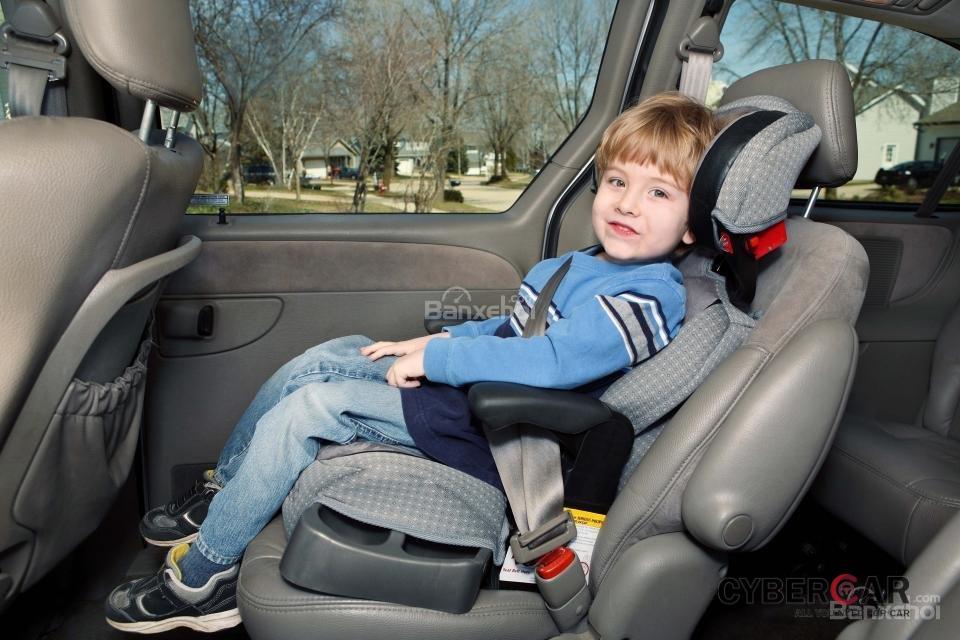 ghế ngồi trên ô tô cho trẻ em
