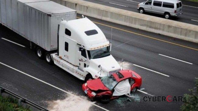 Những điểm mù khi lái ô tô dễ gây tai nạn mà tài xế nên biết 2...