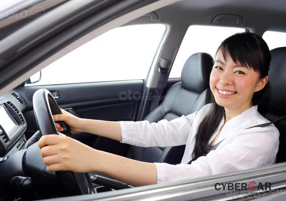 7 mẹo giúp phụ nữ lái xe một mình an toàn - 0
