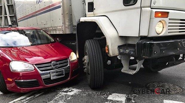 Tai nạn do vượt xe tải không đúng cách...