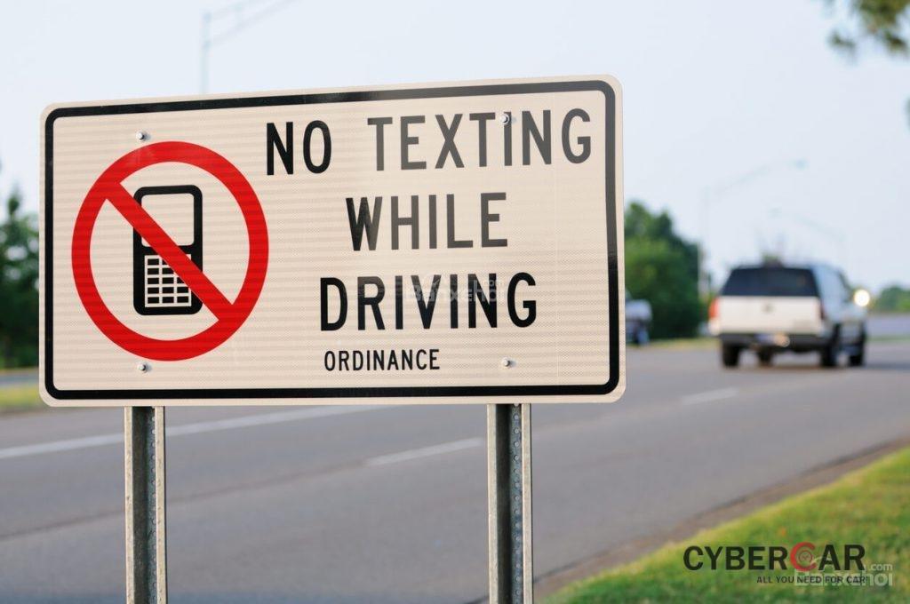 Không dùng điện thoại khi lái xe