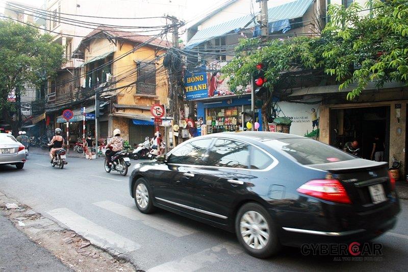 Ô tô vượt đèn đỏ tại Việt Nam