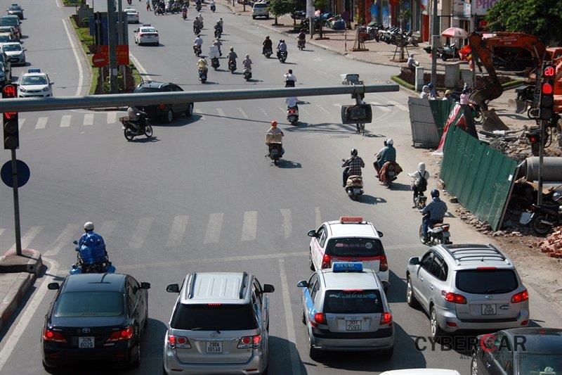 Tài xế vượt đèn đỏ tại Việt Nam